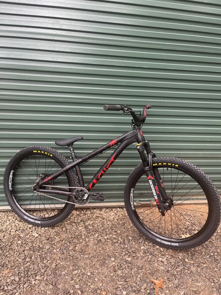 Bici de dirt Cachet XX negra con detalles rojos, horquilla Bomber DJ