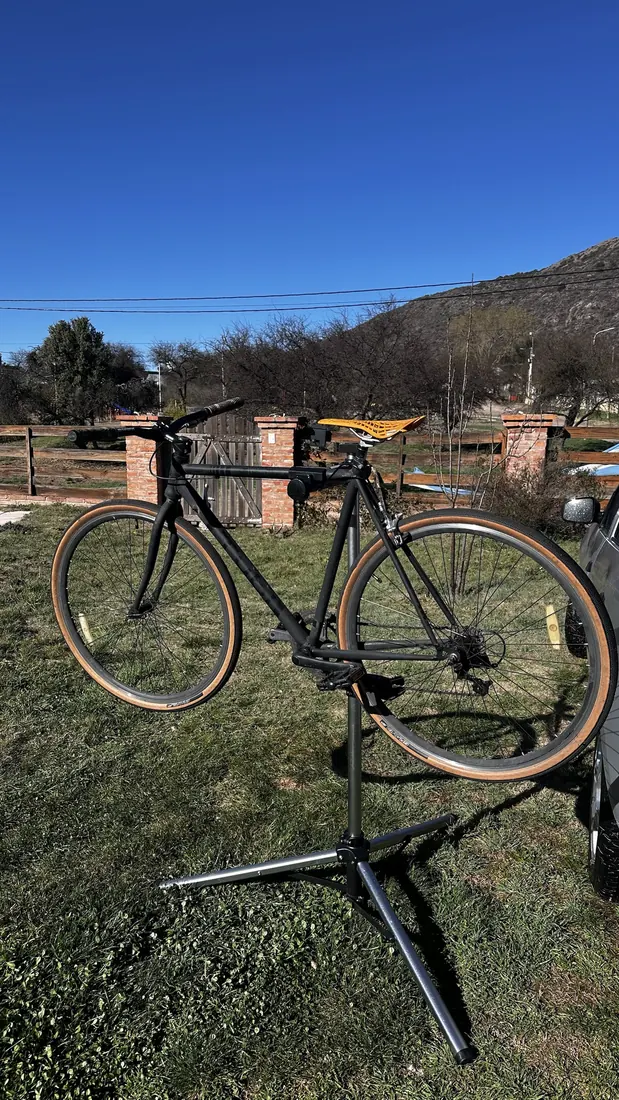 Bicicleta urbana en el soporte de trabajo, con las sierras de Potrero de los Funes de fondo